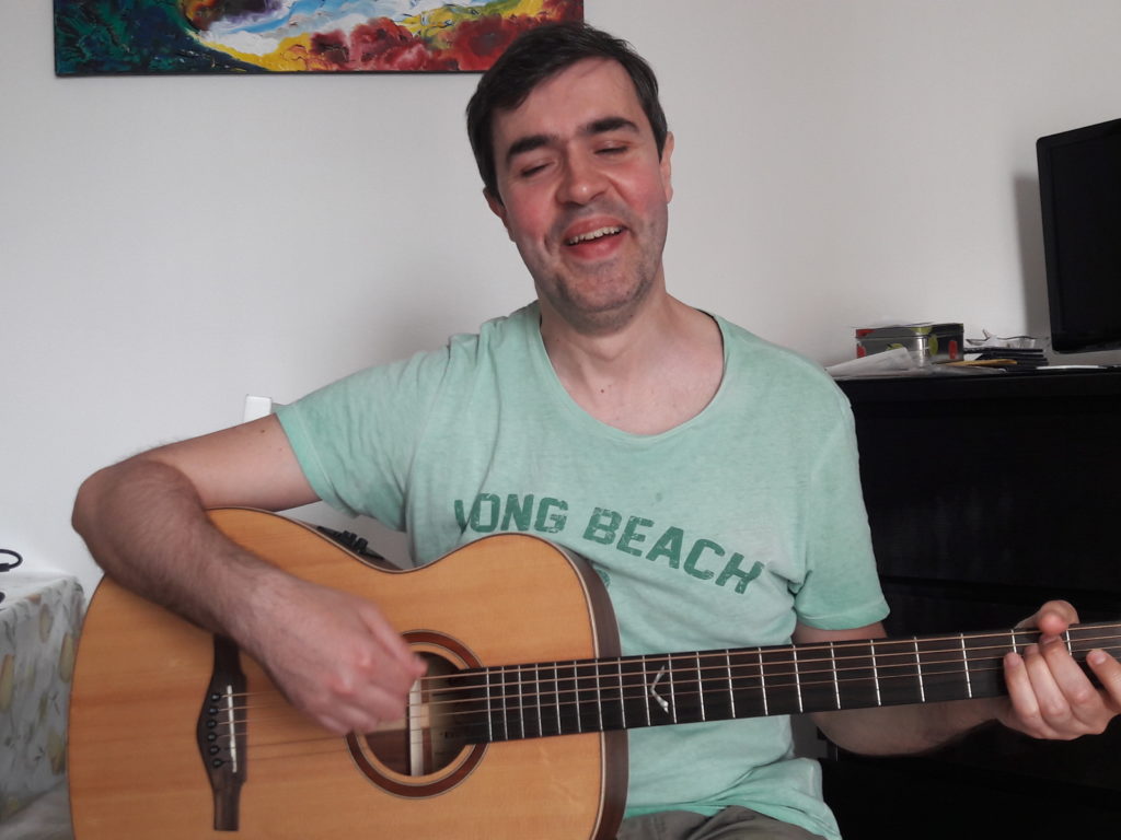 Il Cantautore Manuels alla chitarra